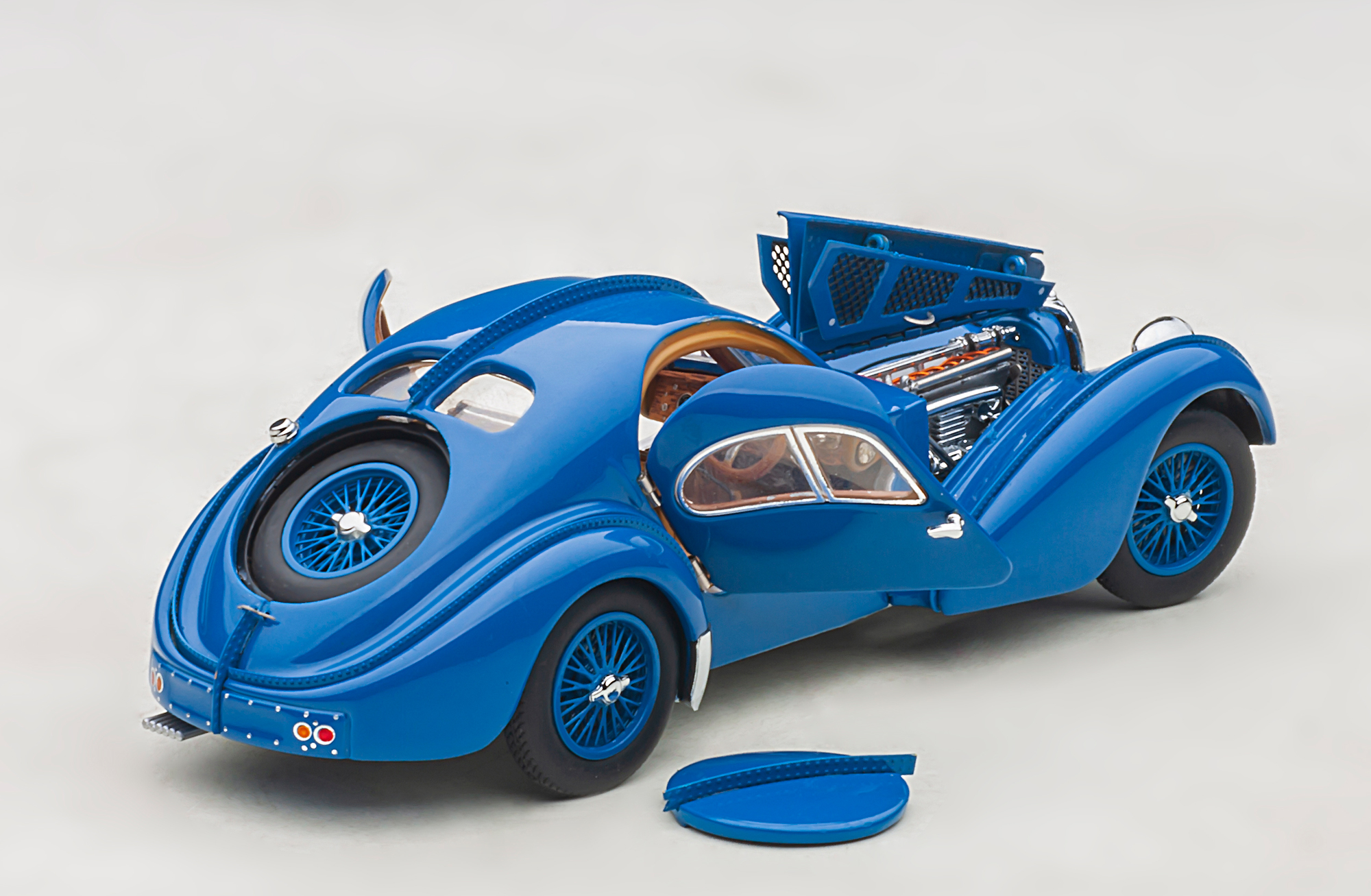 50947 Bugatti Typ 57 SC Atlantic Speichenrder 1/43 Autoart Modellauto