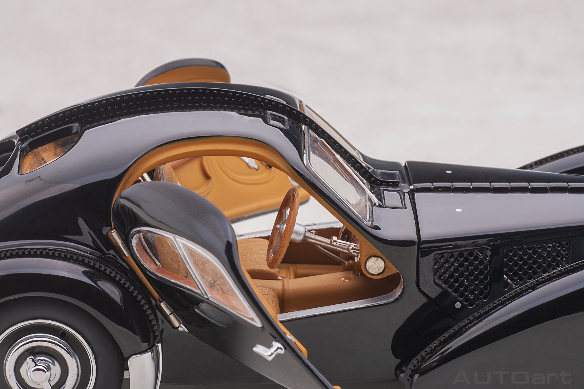 Bugatti Typ 57 SC Atlantic Speichenrder 50946 Autoart Modellauto