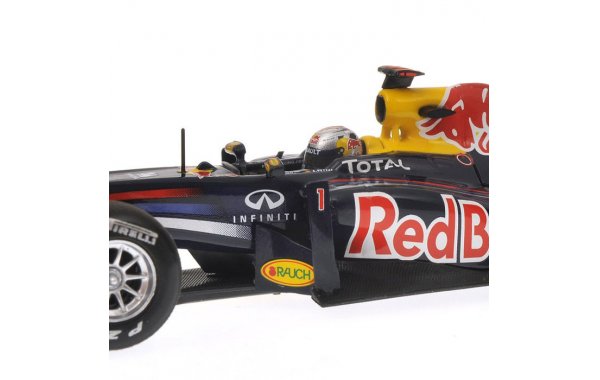 Bild 2 - Red Bull Racing RB7 Sebastian Vettel Winner Malaysian GP 2011