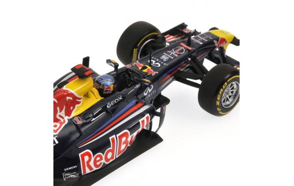 Bild 2 - Red Bull Racing RB7 Sebastian Vettel showcar 2012