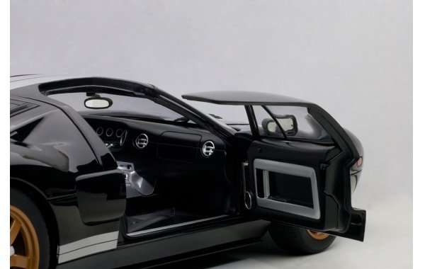 Bild 2 - Ford GT 2004 1/18 Modellauto