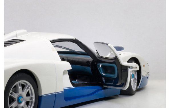 Bild 4 - Maserati MC12 Presentation Car 2004