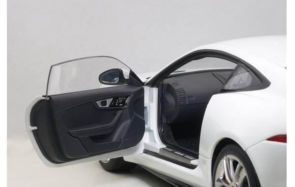 Bild 2 - Jaguar F-Type R Coupe 2015