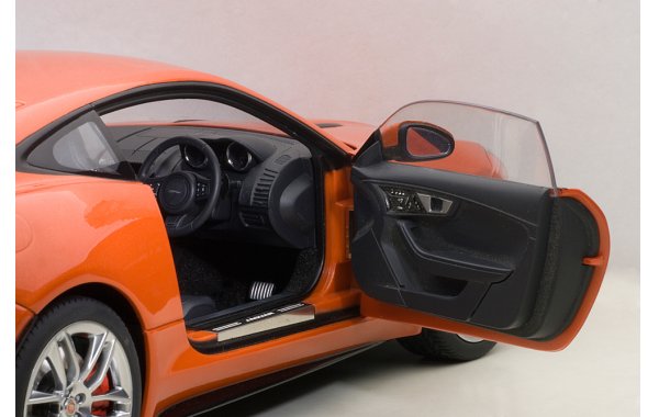 Bild 2 - Jaguar F-Type R Coupe 2015