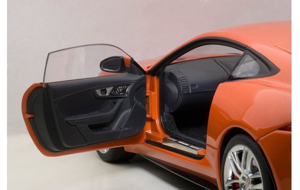 Bild 16 - Jaguar F-Type R Coupe 2015