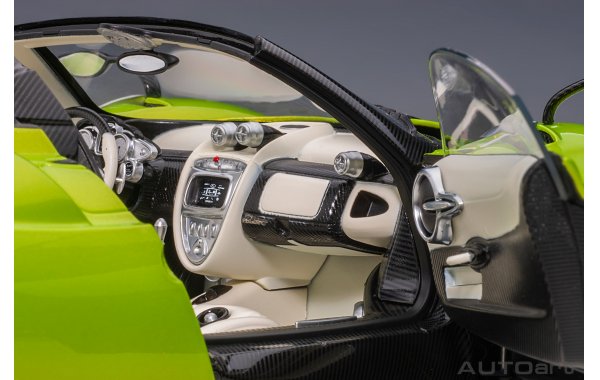 Bild 2 - Pagani Huayra Roadster 2017