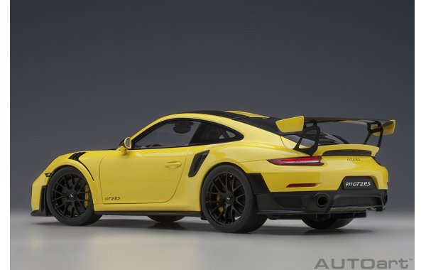 Bild 2 - Porsche 911 GT2 RS Weissach Package racing yellow