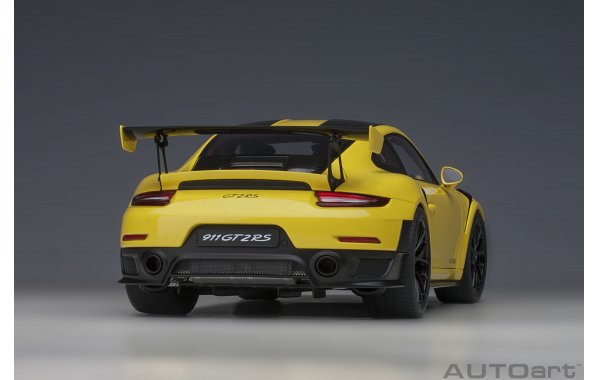 Bild 9 - Porsche 911 GT2 RS Weissach Package racing yellow