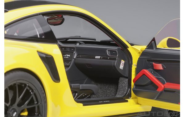 Bild 18 - Porsche 911 GT2 RS Weissach Package racing yellow