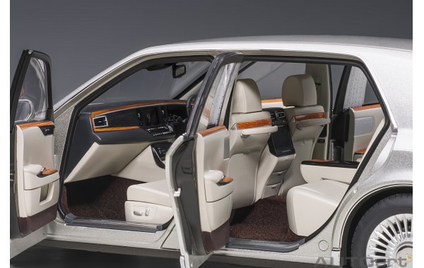 Bild 17 - Toyota Century special edition mit Vorhngen