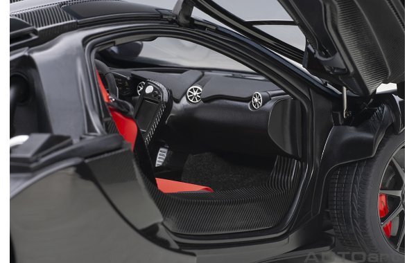 Bild 24 - McLaren P1 2013 fire black